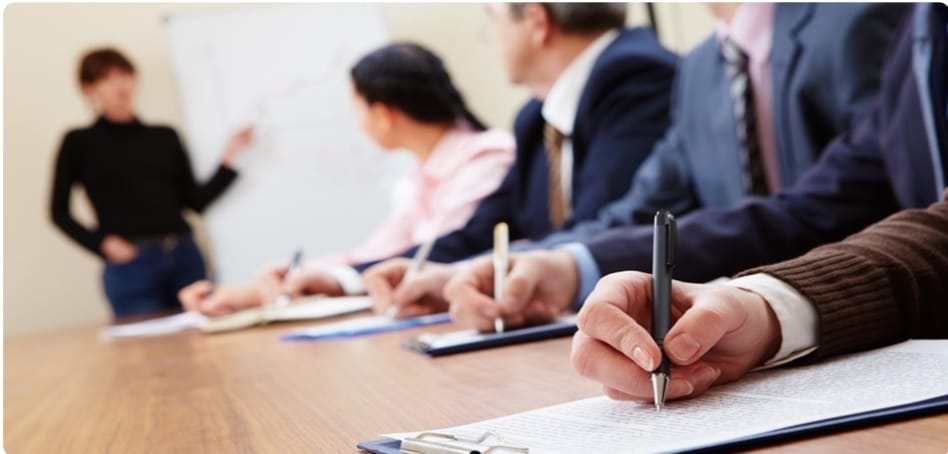 foto de pessoas realizando capacitação.