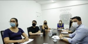foto de 5 pessoas reunidas numa mesa