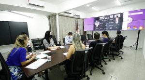 foto de 7 pessoas numa reunião.