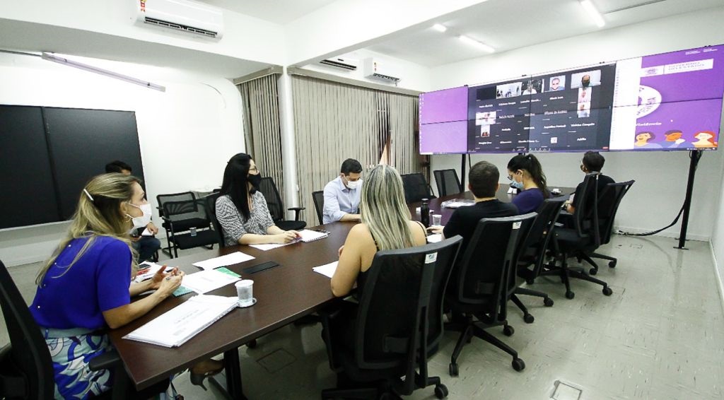 foto de 7 pessoas numa reunião.