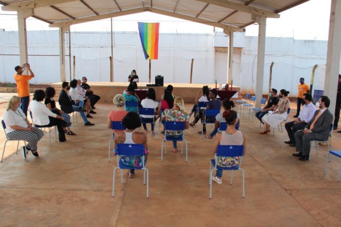 Custodiadas do Instituto Penal recebem carteira de nome social.